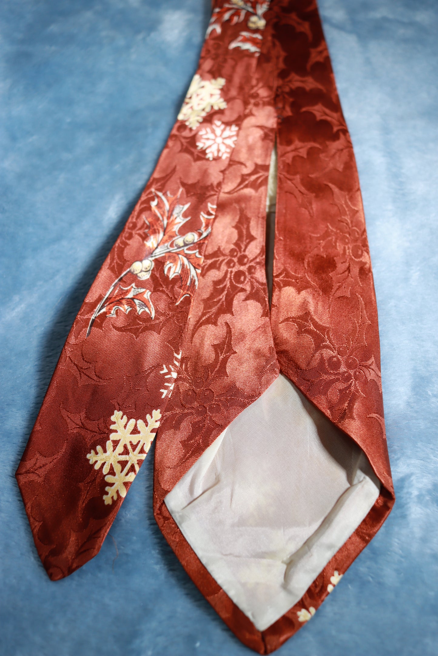 Vintage Arrow Jacquard Holly and Snowflake Swing Tie 1940s/50s