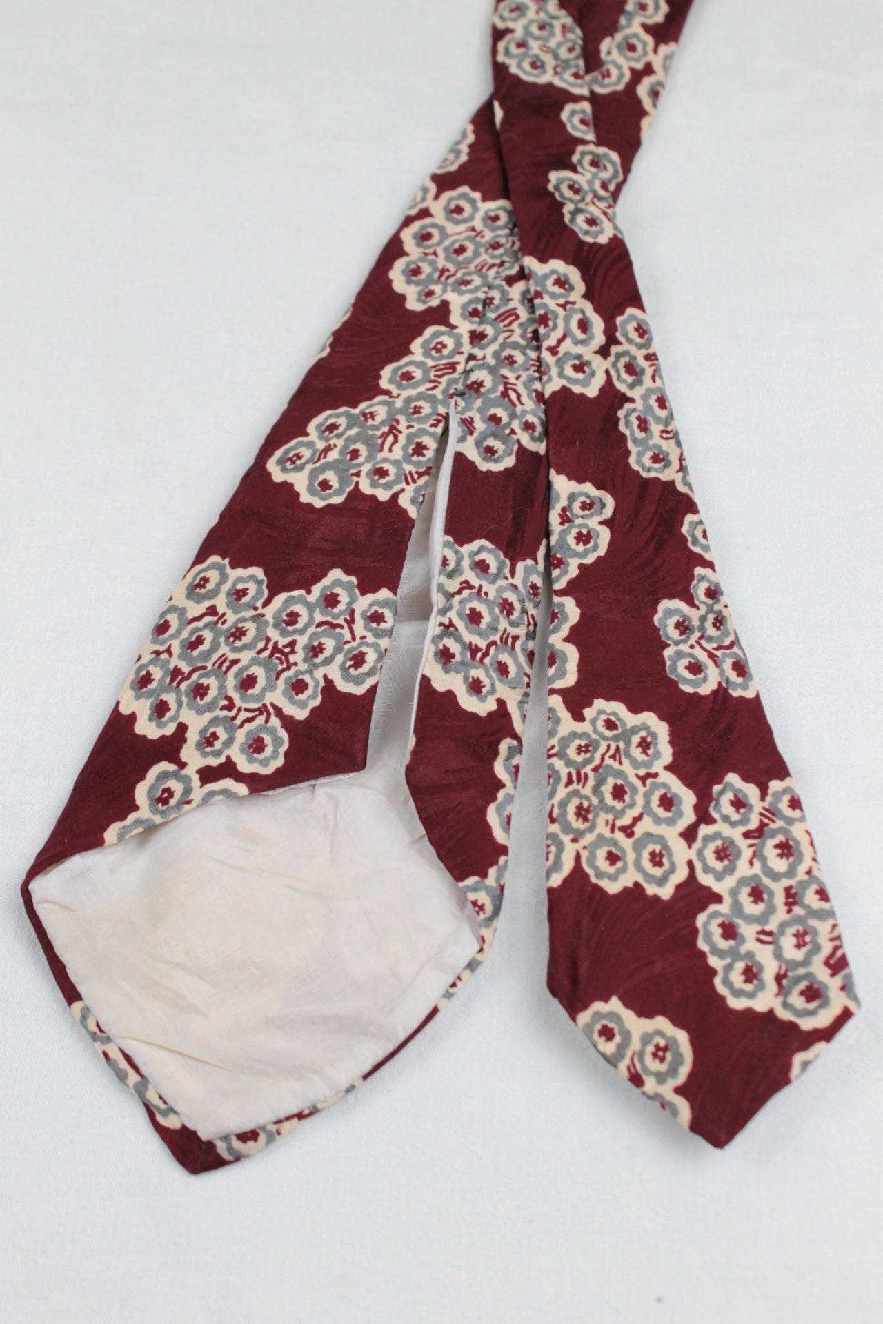 Vintage Max Eatroff Dark Red Jacquard Grey cluster pattern Swing Tie 1940s/50s