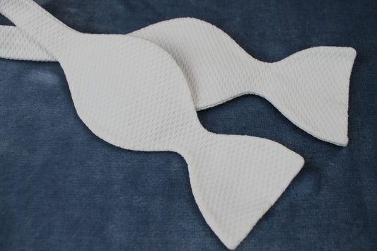 Vintage self tie thistle end white textured pattern bow tie