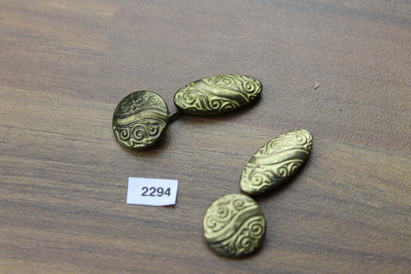 Vintage Embossed Gold Metal Round Oval Reversible Chain Connect Cuff Links 1950s