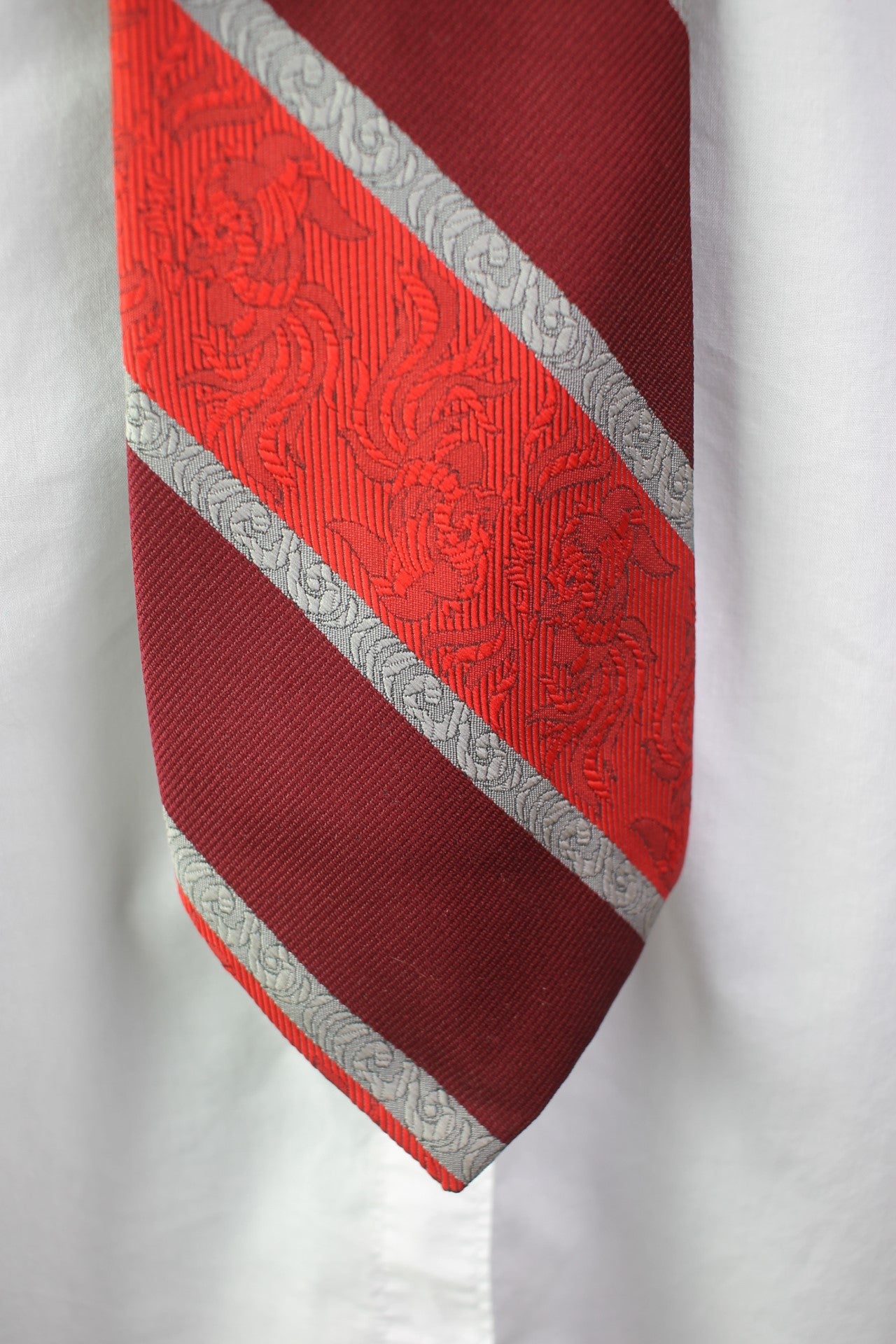Vintage ILG'S Elizabeth 1950s burgundy silver red striped jacquard tie