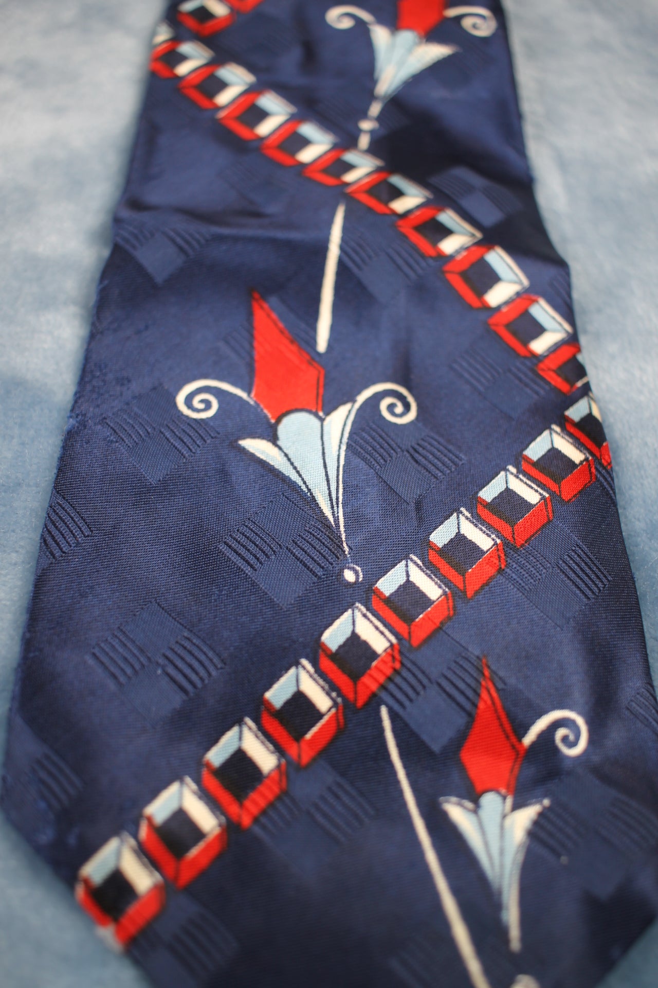 Vintage 1940s/50s dark blue red chain floral swing tie