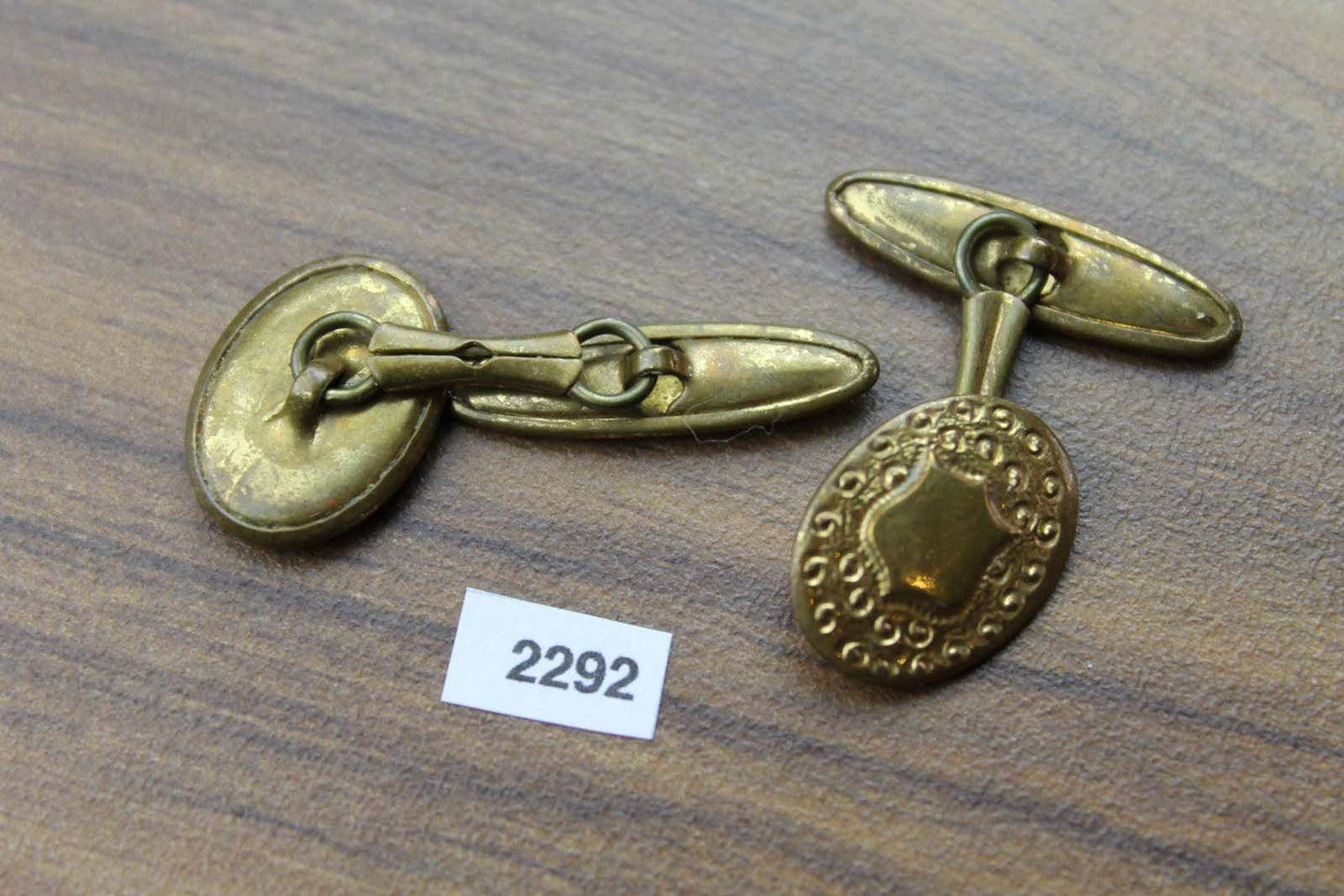 Vintage embossed & shield gold metal oval chain connect cuff links 1950s