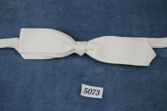 Vintage pre-tied narrow end white textured pattern bow tie adjustable