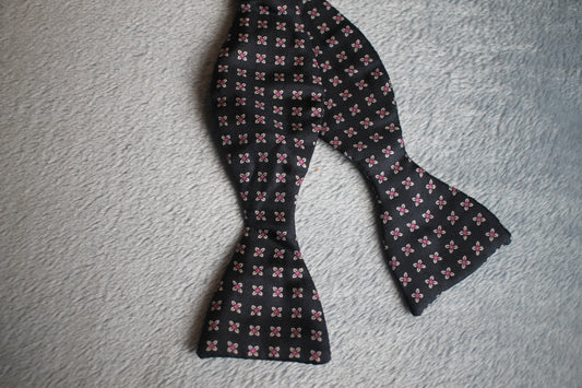 Vintage Raquet Club self tie thistle end all silk blue pink white daisy pattern bow tie adjustable