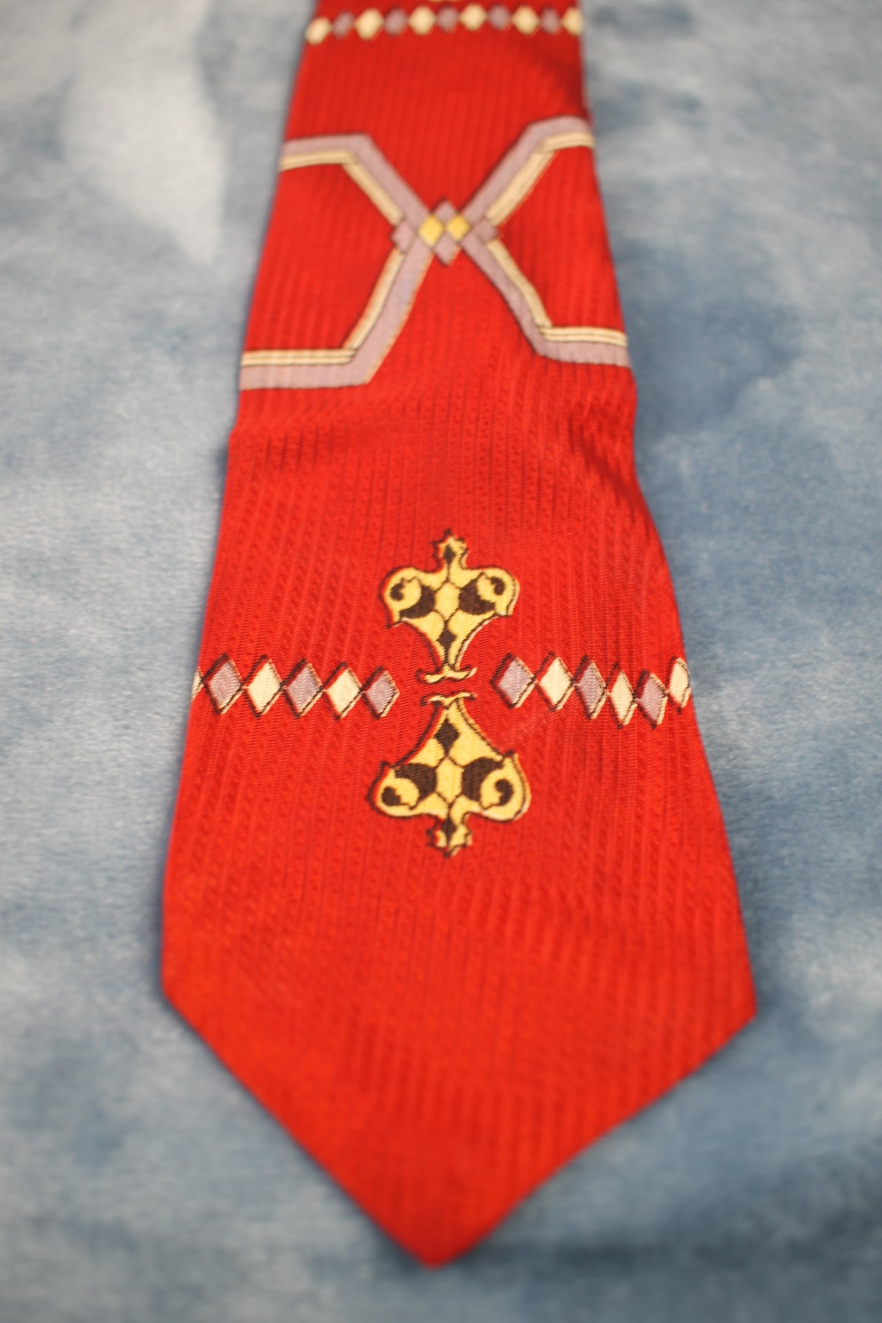 Vintage 1940s/50s red lilac cream pattern tie