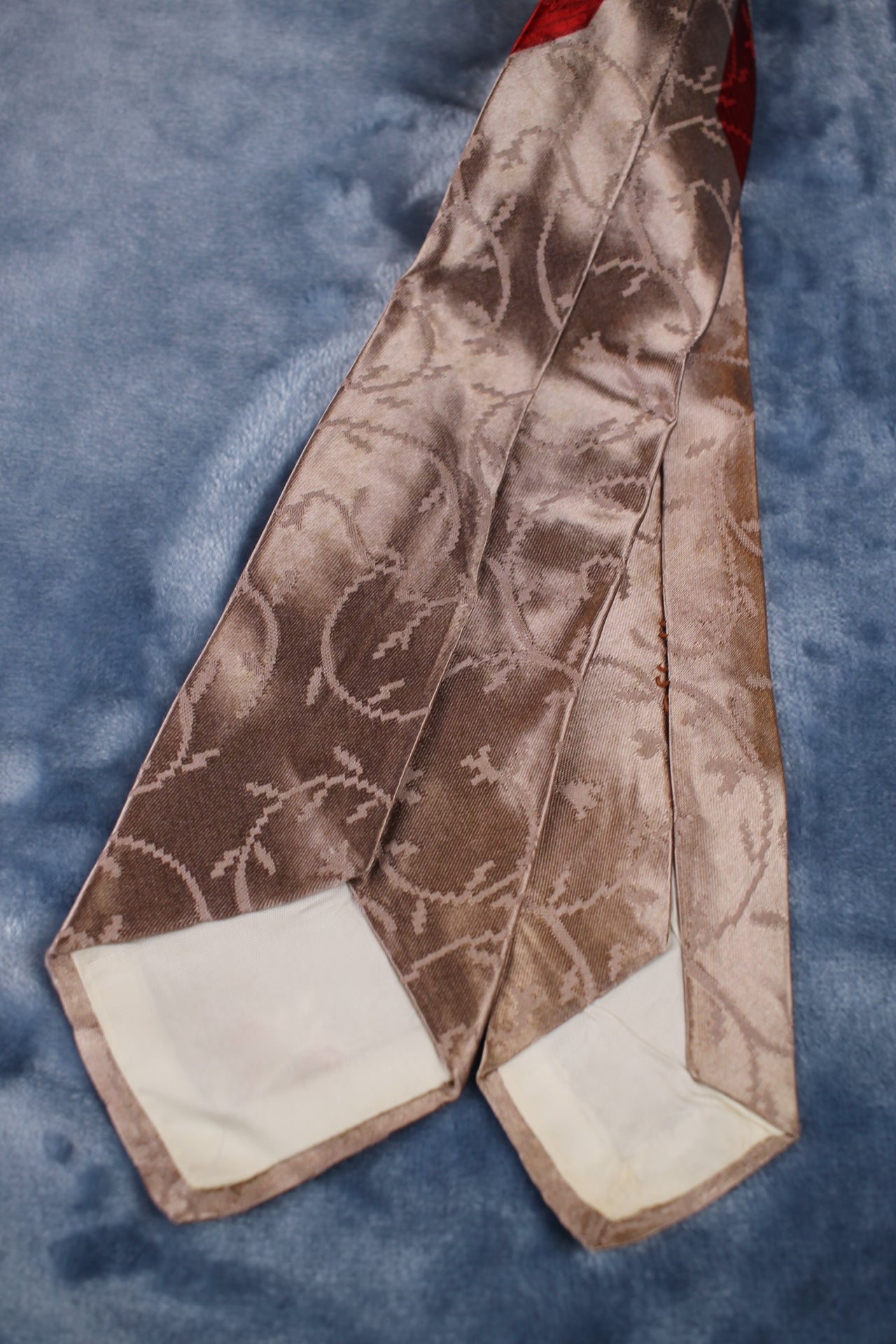 Vintage 1940s/50s silver grey red pattern tie