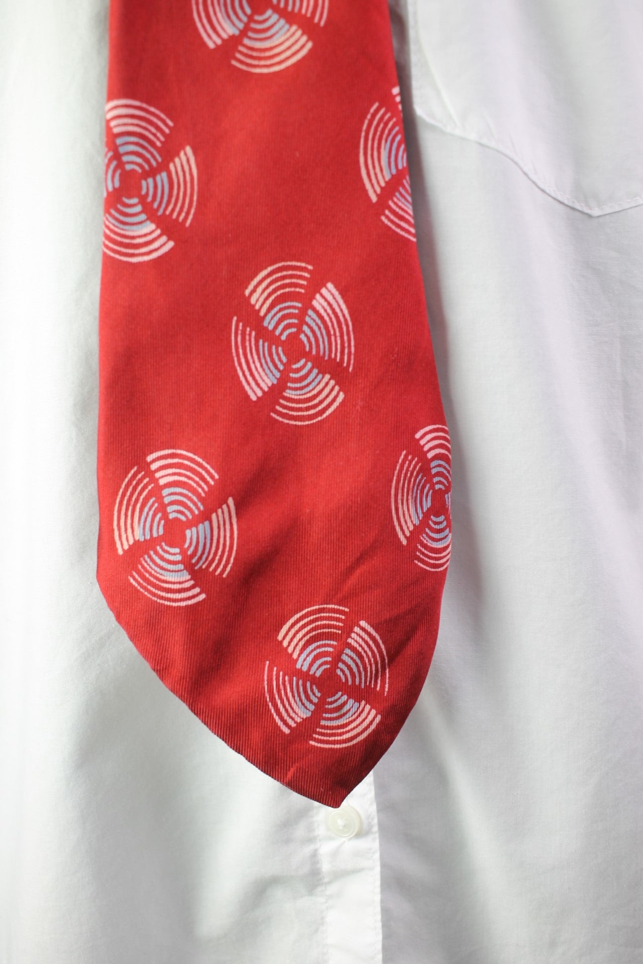 Vintage Saks Fifth Avenue all silk red pink blue circles pattern swing tie