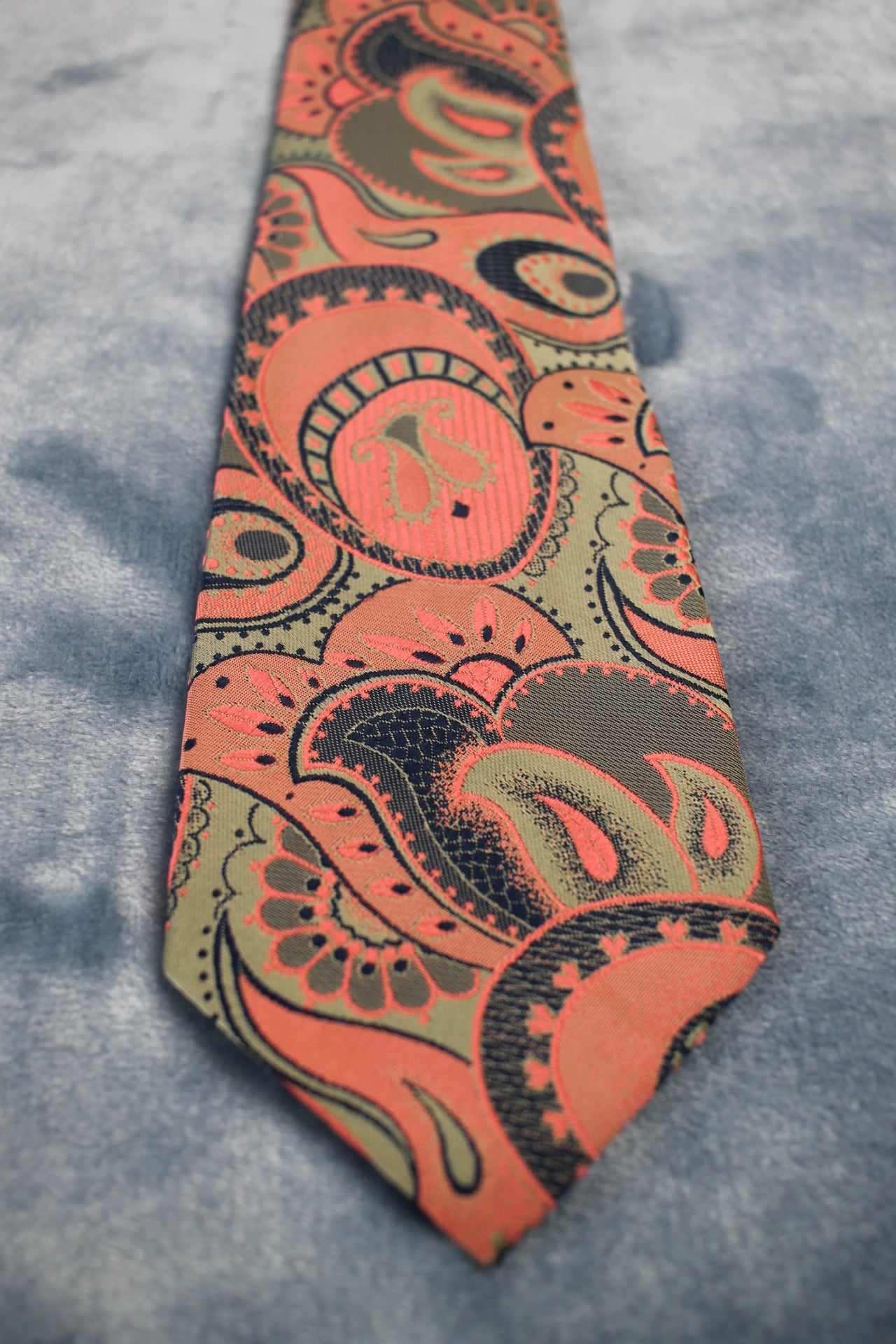 Vintage Tootal 1960s pink green pattern kipper tie
