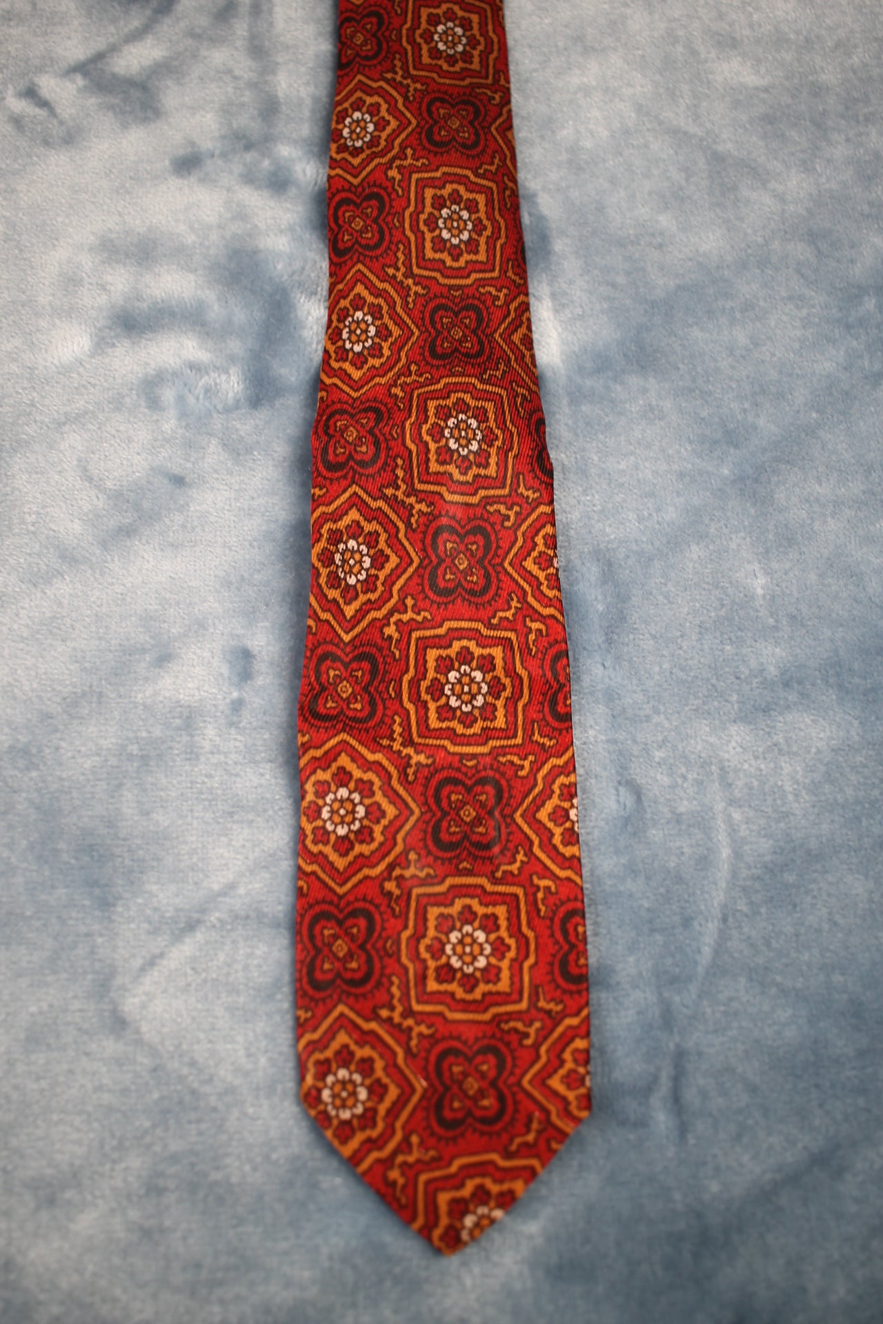 Vintage Tie Rack 1940s/50s red brown black pattern tie