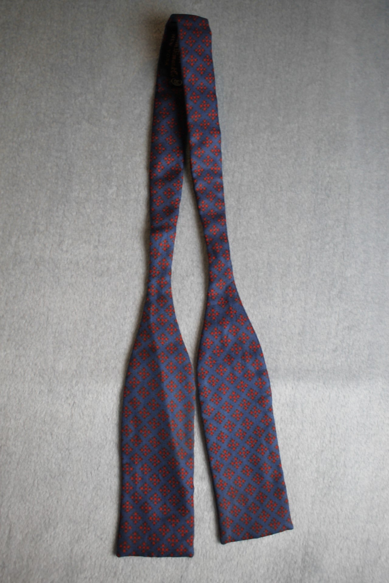 Vintage Carmoor self tie paddle end blue red pattern bow tie