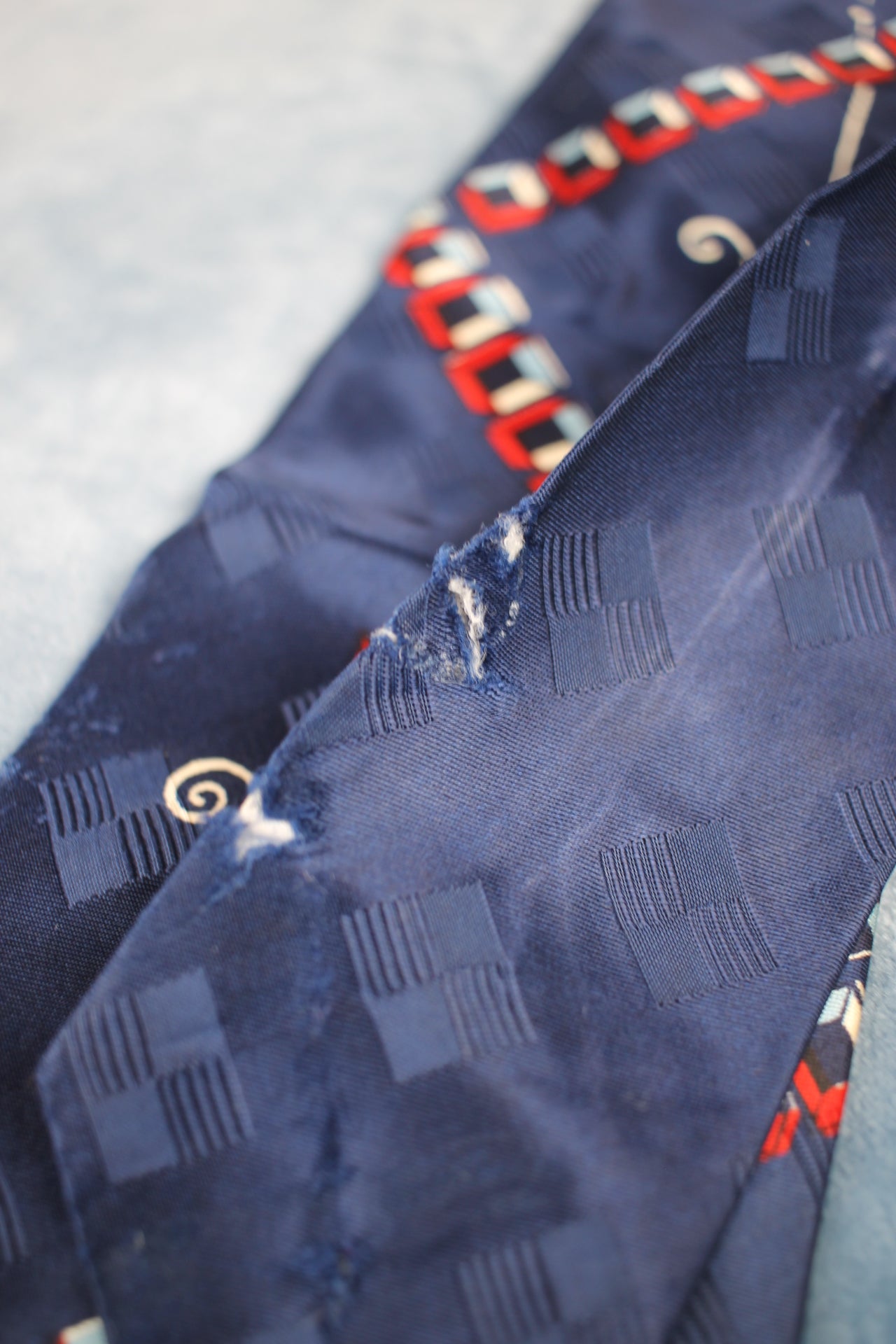 Vintage 1940s/50s dark blue red chain floral swing tie