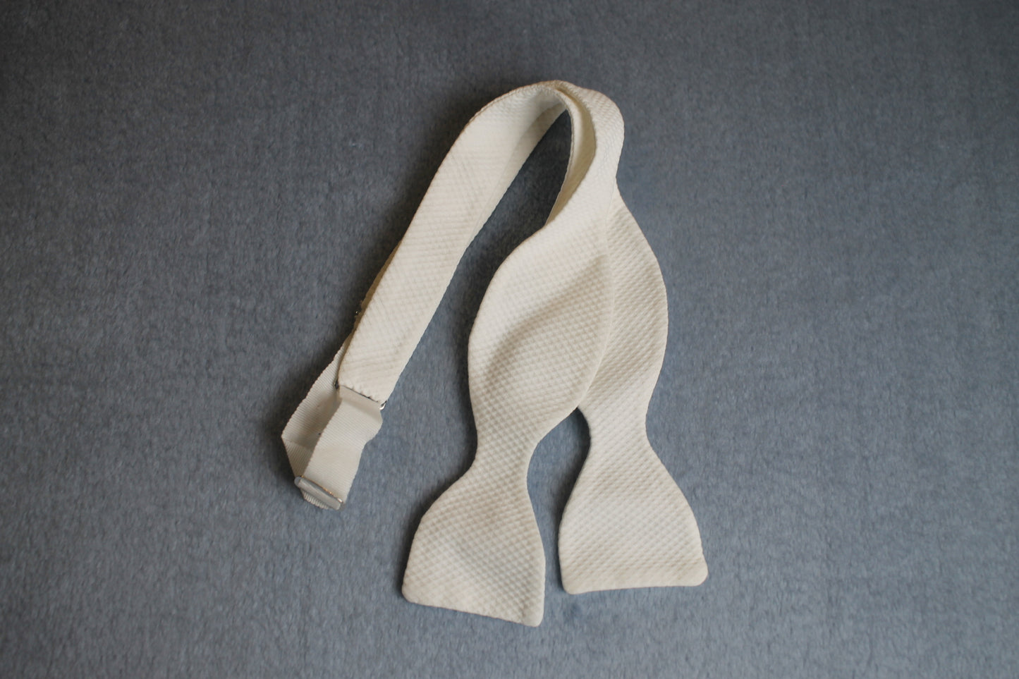 Vintage Akco self tie thistle end white textured bow tie adjustable