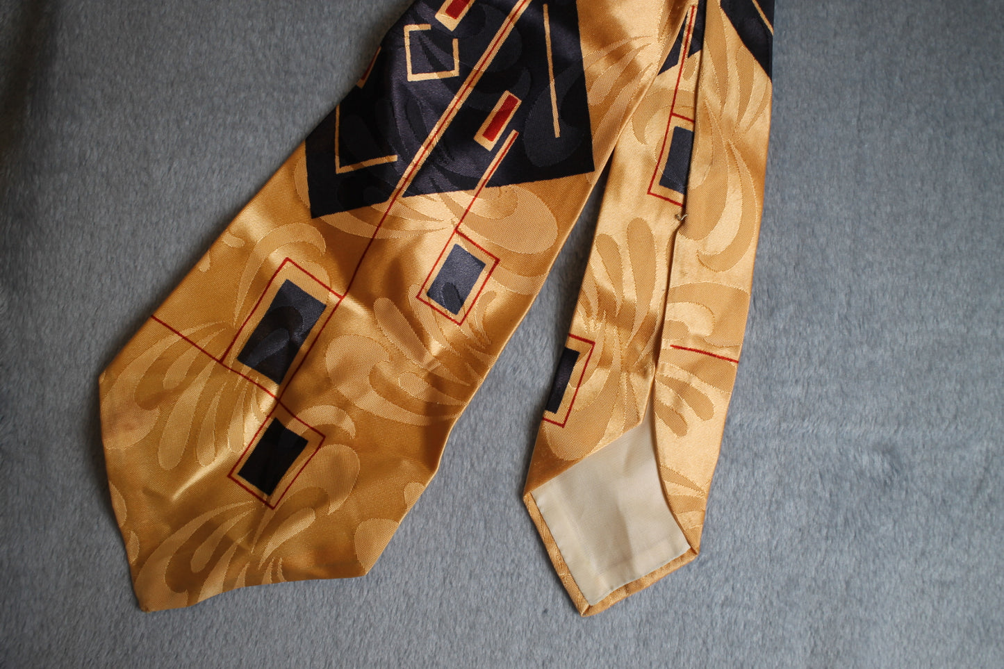 Vintage Desmonds 1940s/50s peach black red pattern kipper swing tie