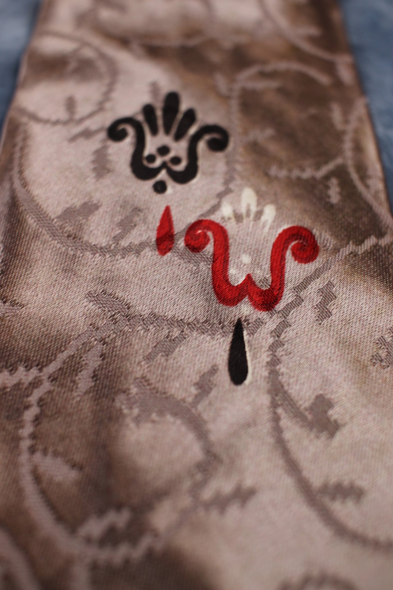 Vintage 1940s/50s silver grey red pattern tie