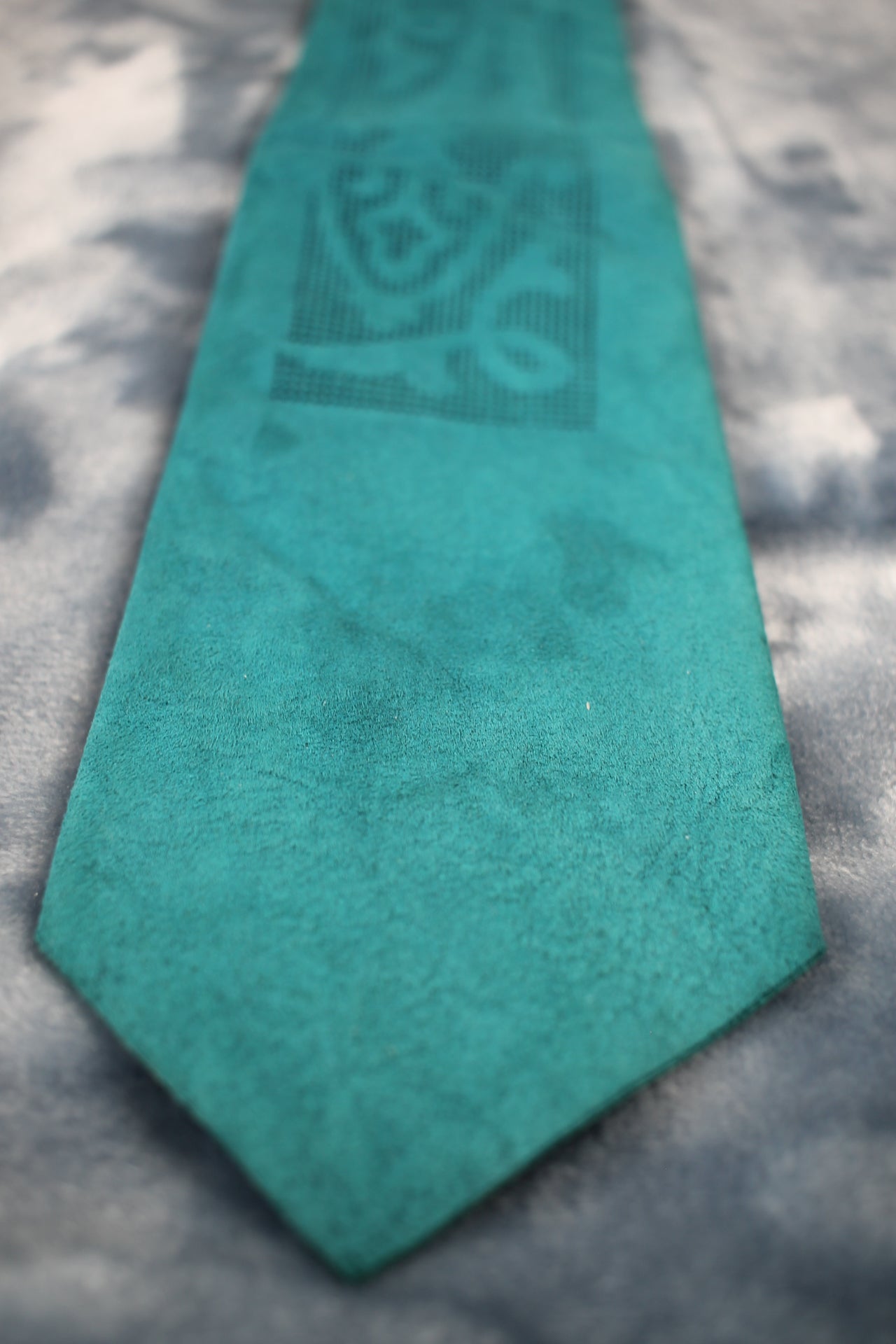 Vintage 1940s/50s suede cut turquoise swing tie