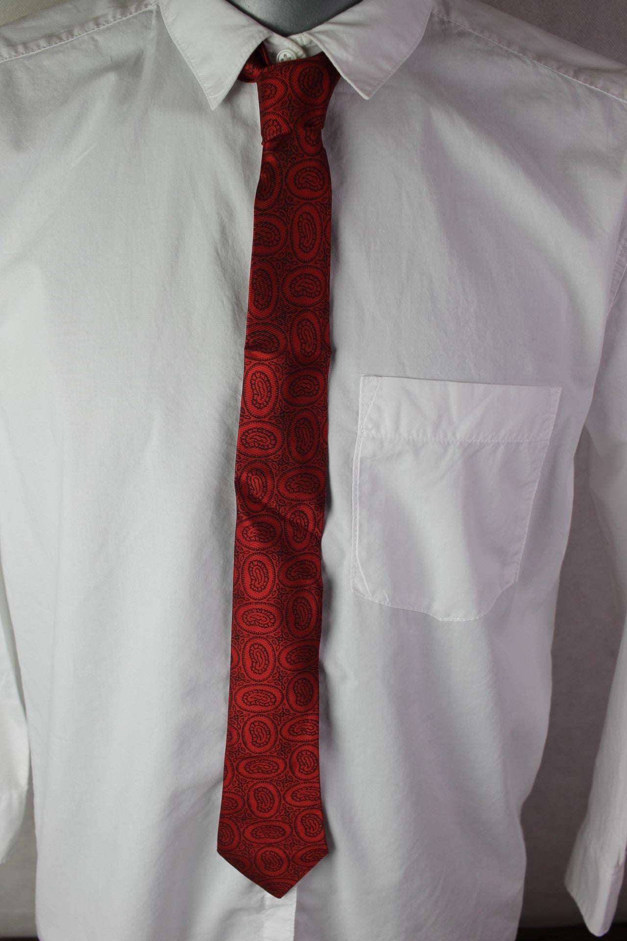 Vintage red black circles pattern skinny tie