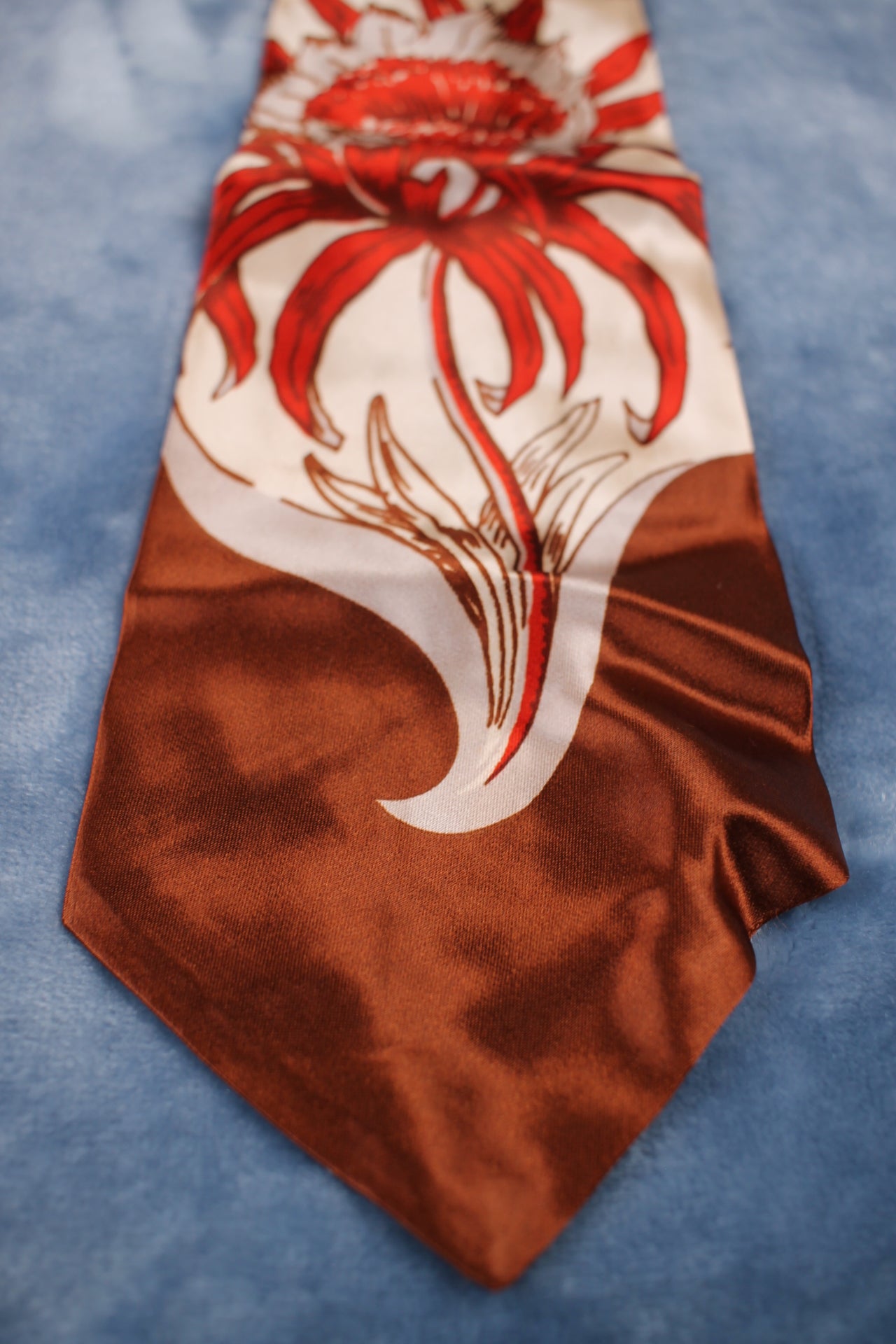 Vintage Wilshire 1940s/50s night blooming cereus cream brown red pattern swing tie