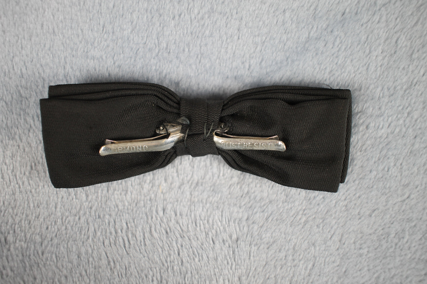 Vintage classic black textured clip on bow tie