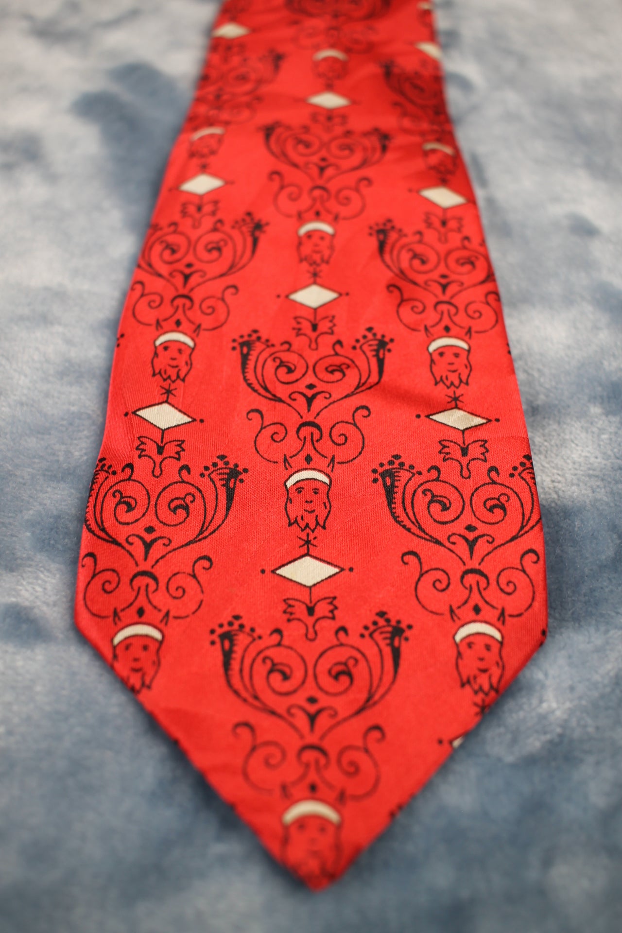 Vintage Famous Barr Co1940s/50s red silver pattern swing tie