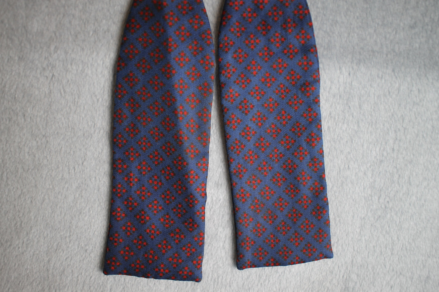 Vintage Carmoor self tie paddle end blue red pattern bow tie