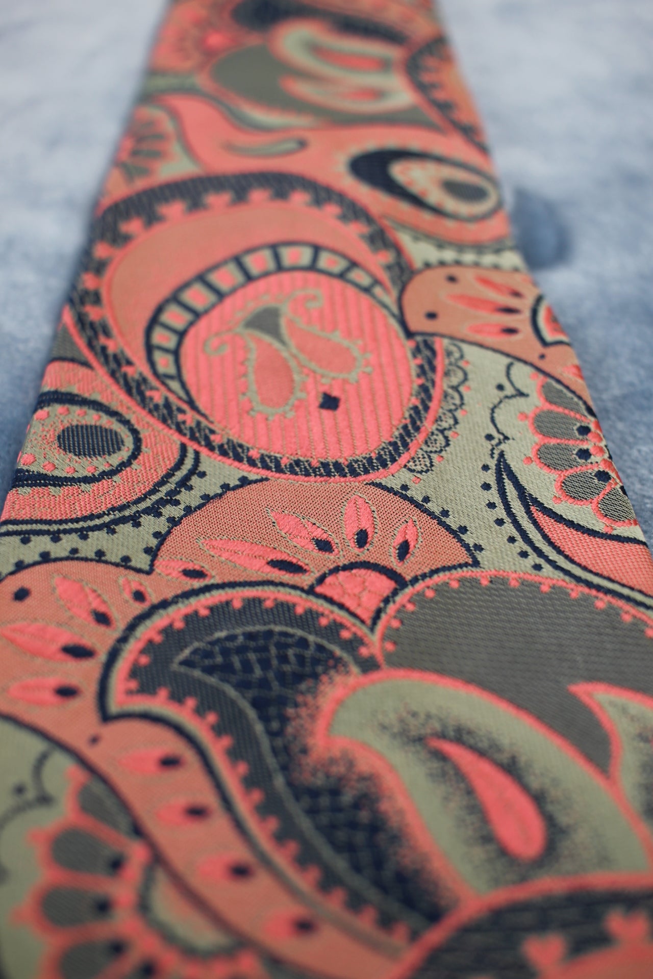 Vintage Tootal 1960s pink green pattern kipper tie