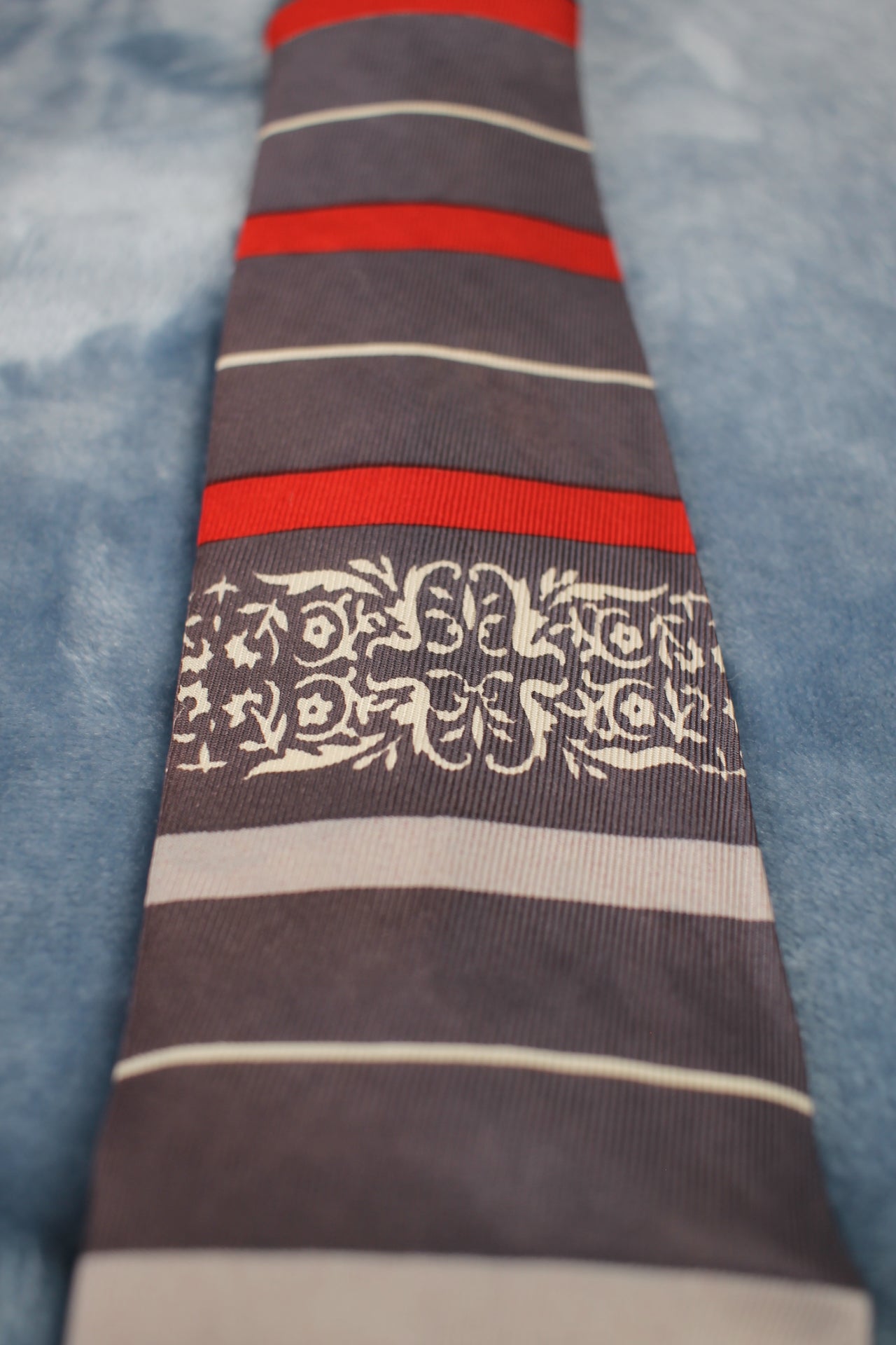 Vintage Wilkinsons Minn 1940s/50s silver red white striped tie
