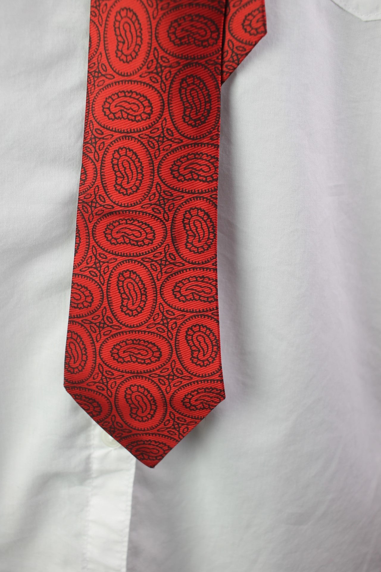 Vintage red black circles pattern skinny tie