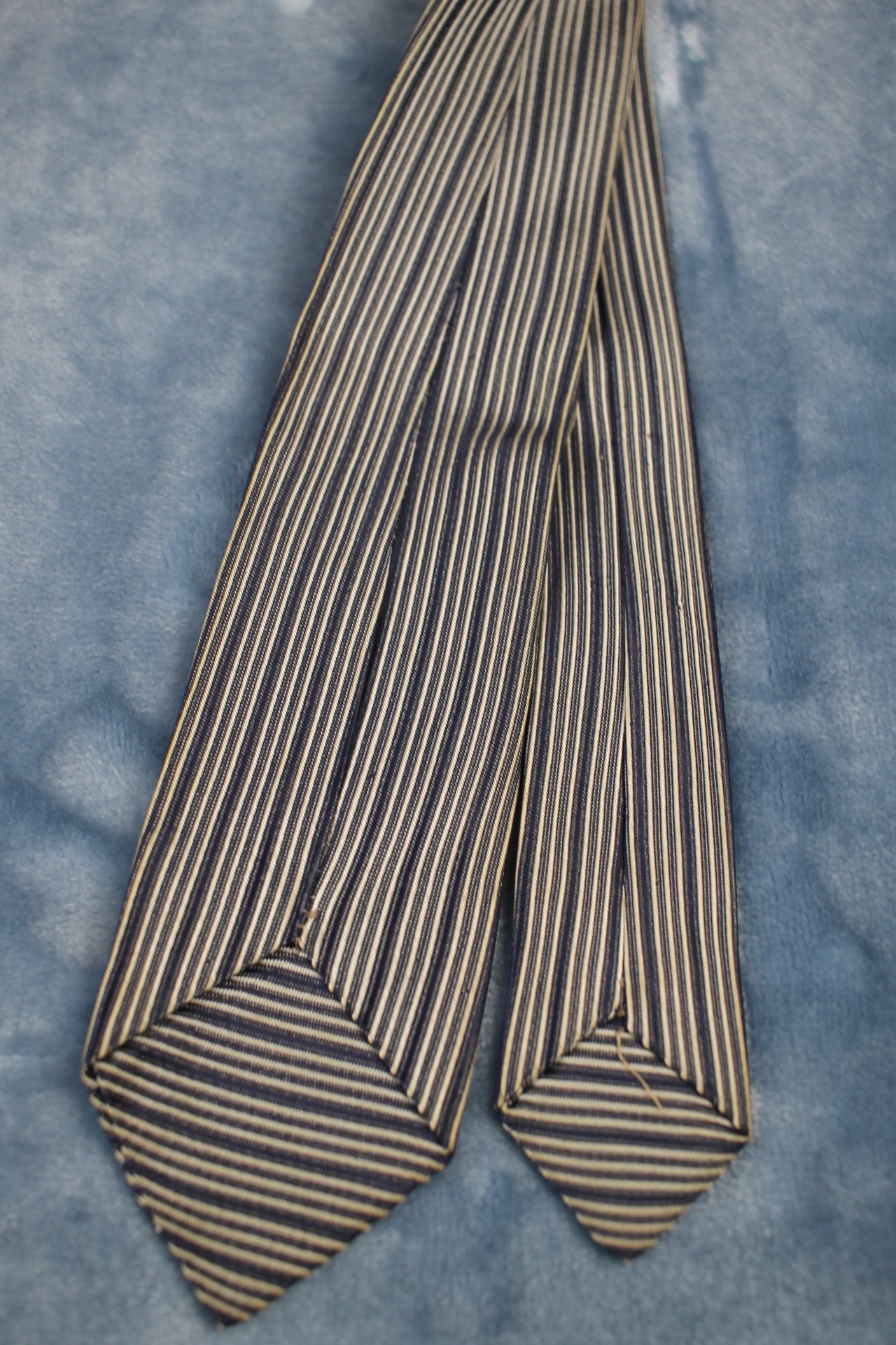 Vintage Blue Cream Striped Pattern Skinny Tie 1940s/1950s