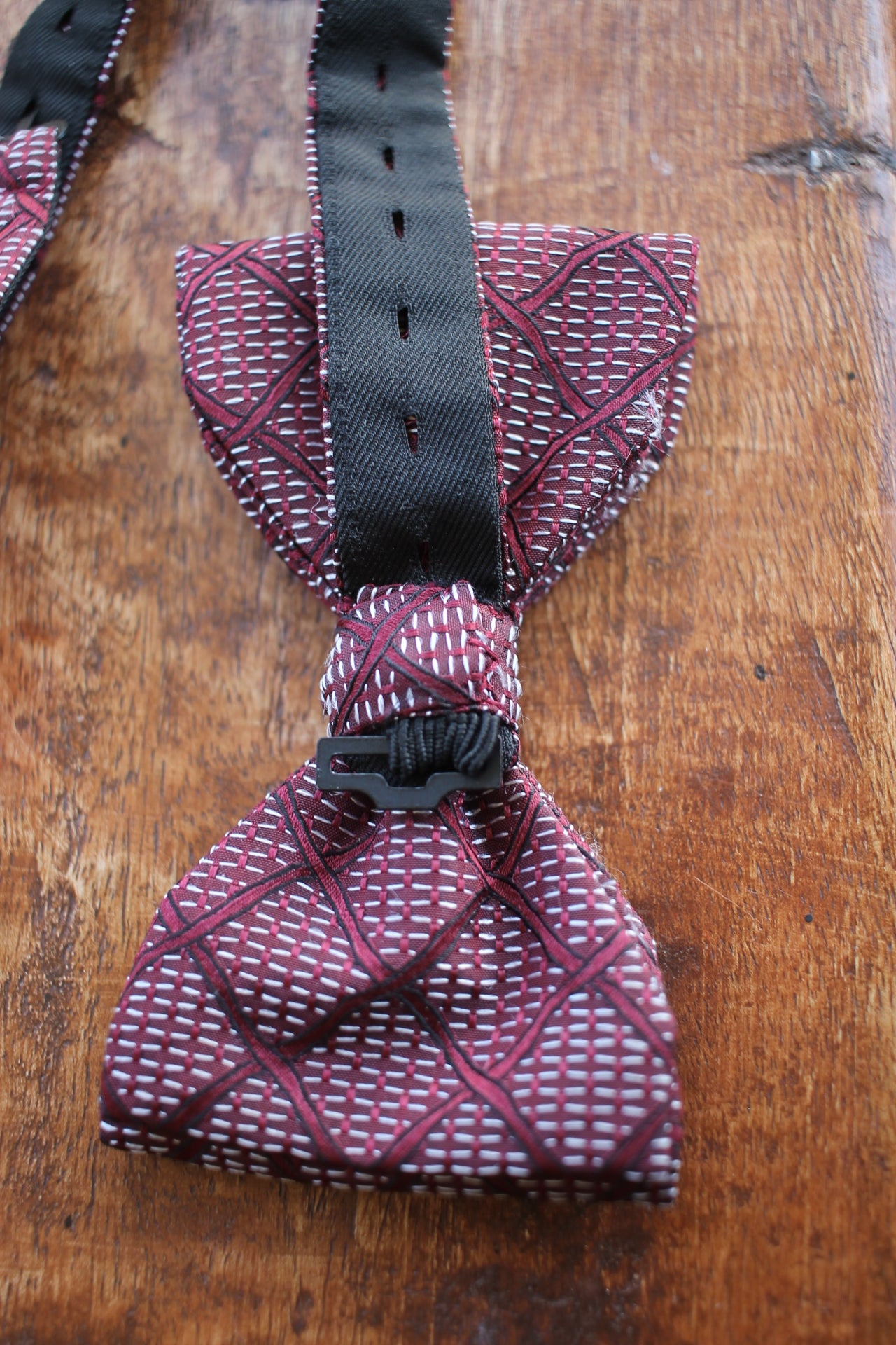 Vintage Frederick Theak pre-tied dark red silver pattern bow tie adjustable still in box