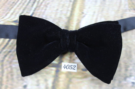 Vintage 1970s Classic Black Velvet Pre Tied Bow Tie Adjustable