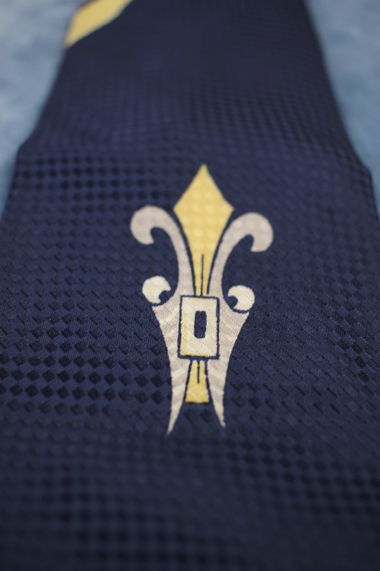 Vintage Towncraft Deluxe 1940s/50s dark blue yellow beige pattern swing tie
