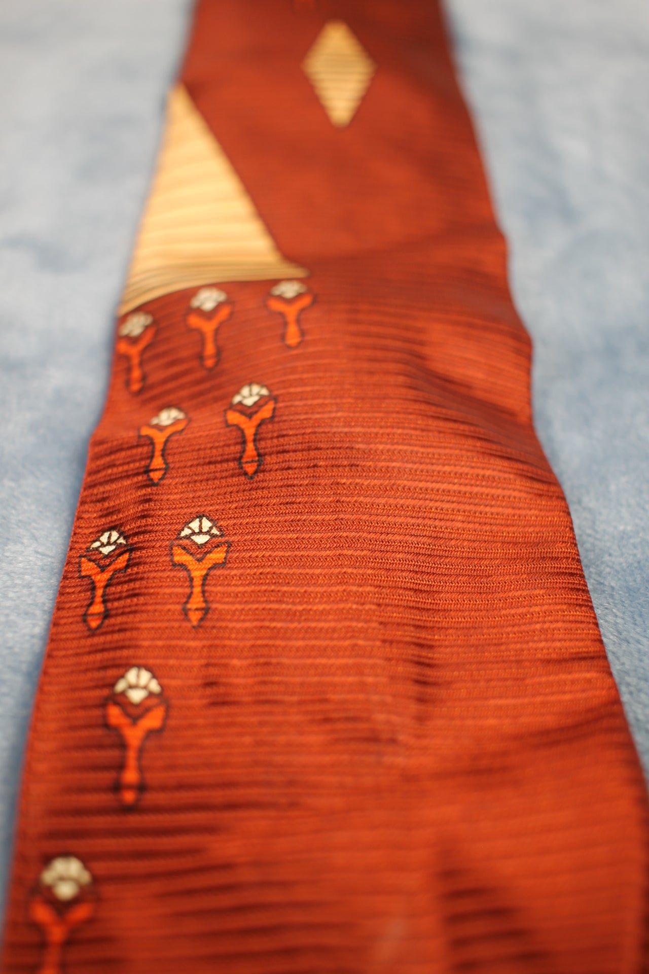 Vintage Famous Barr Co 1940s/50s bronze gold pattern tie