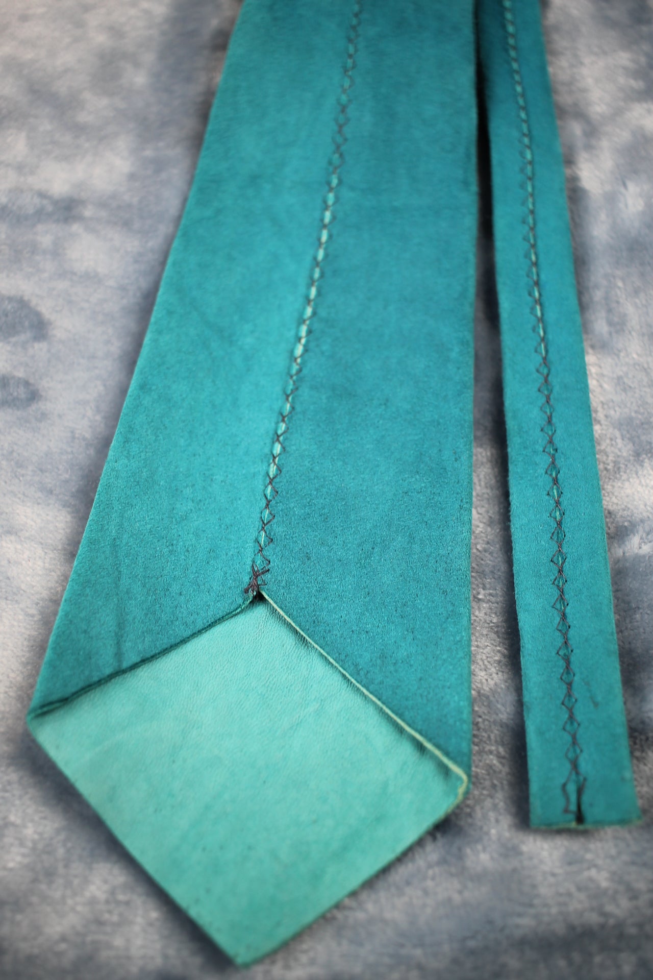 Vintage 1940s/50s suede cut turquoise swing tie