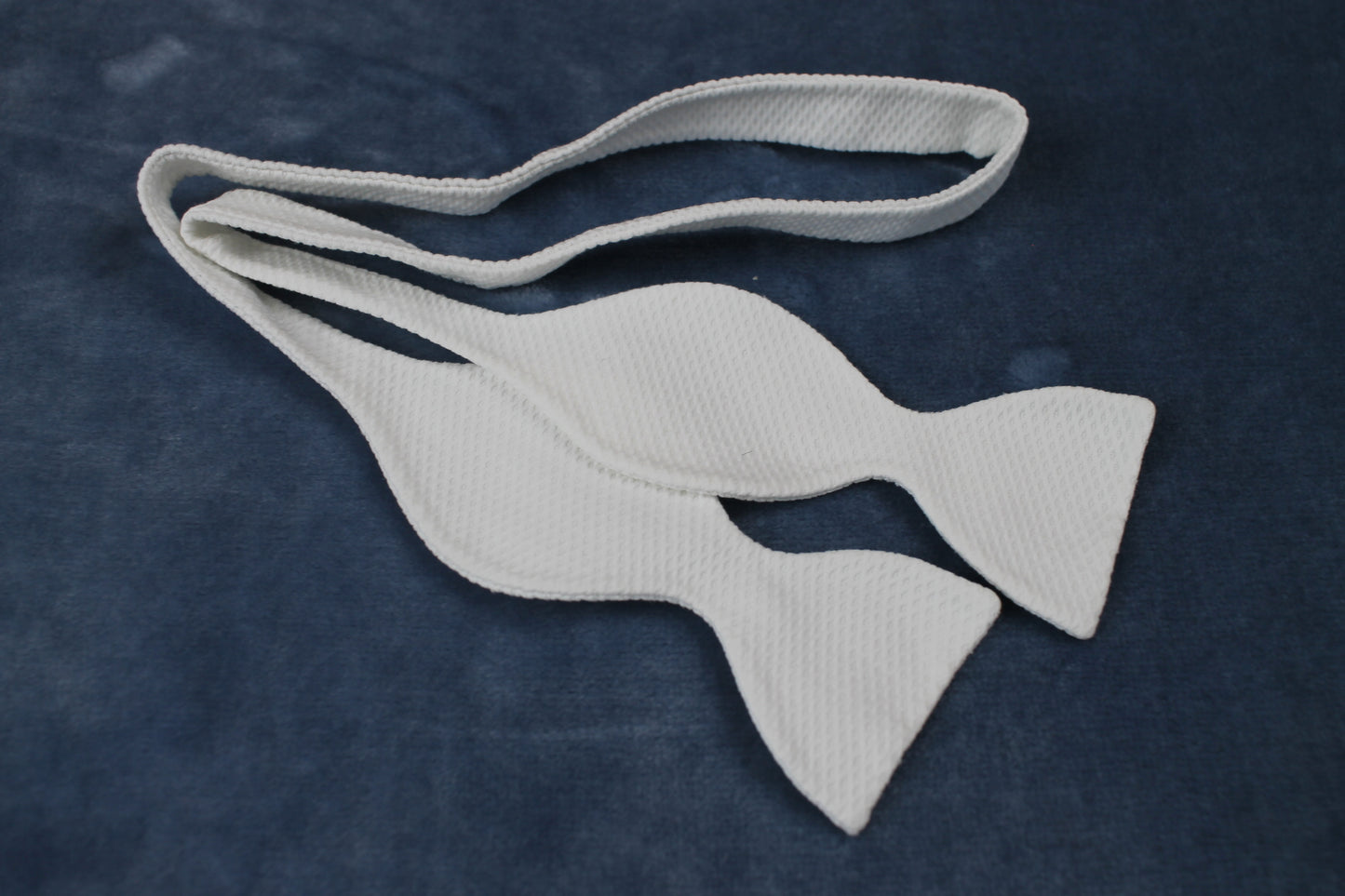 Vintage self tie thistle end white textured pattern bow tie