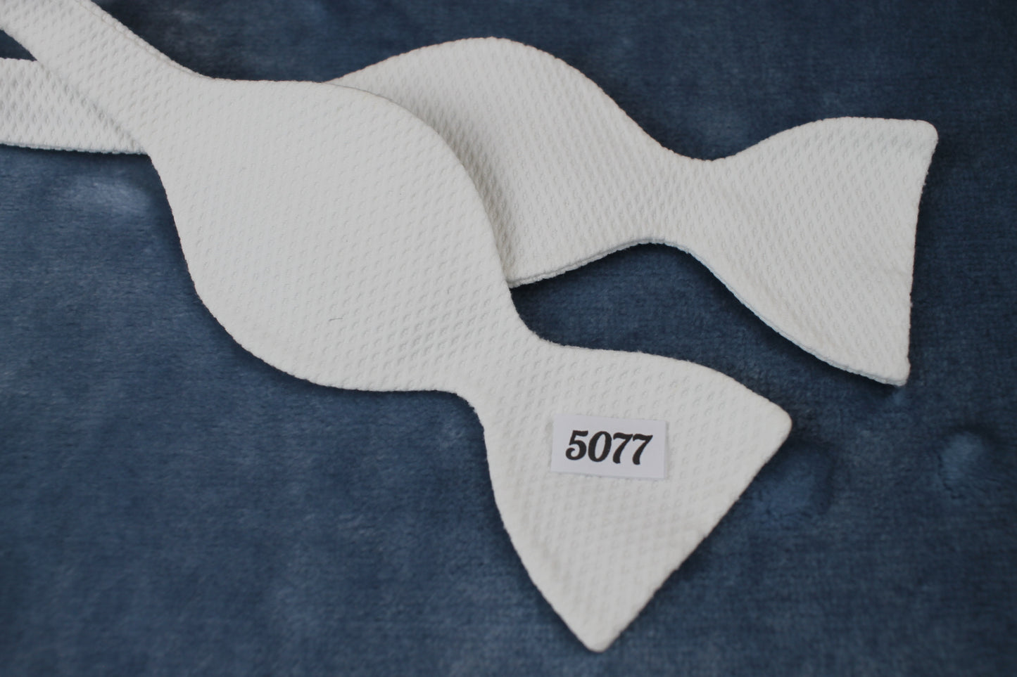 Vintage self tie thistle end white textured pattern bow tie