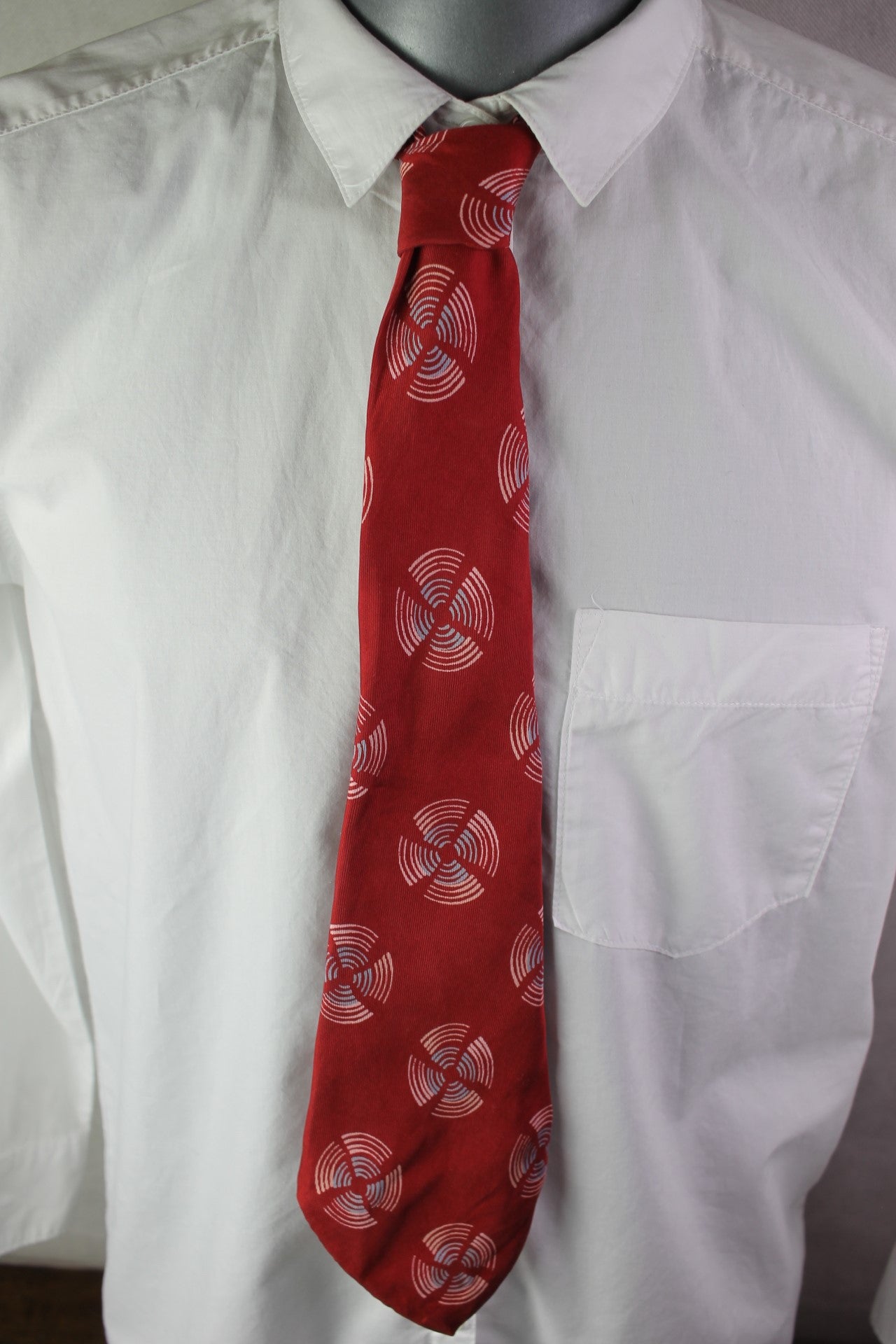 Vintage Saks Fifth Avenue all silk red pink blue circles pattern swing tie