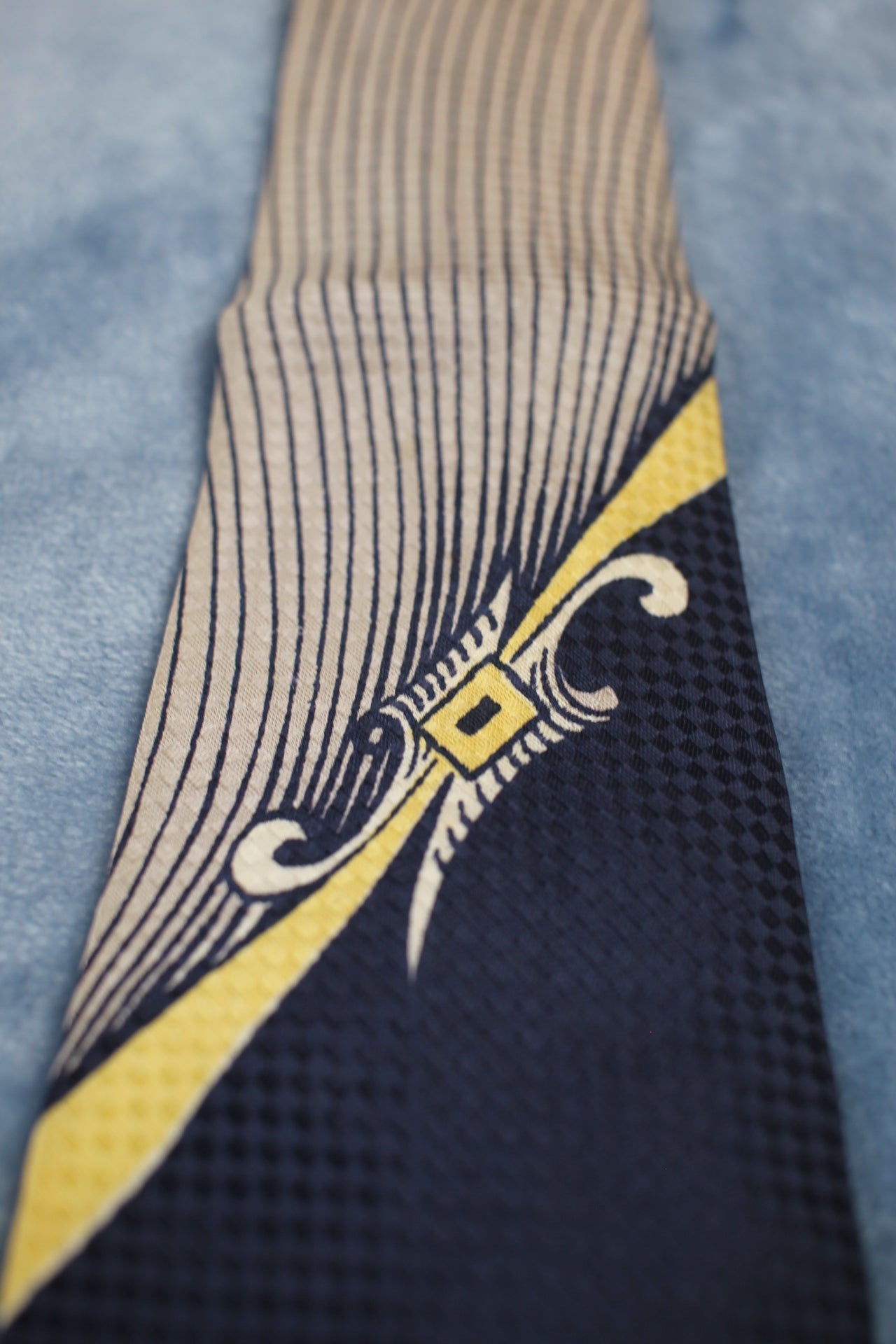 Vintage Towncraft Deluxe 1940s/50s dark blue yellow beige pattern swing tie