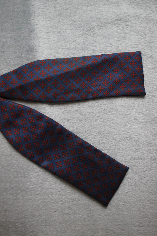 Vintage Carmoor self tie paddle end blue red pattern bow tie