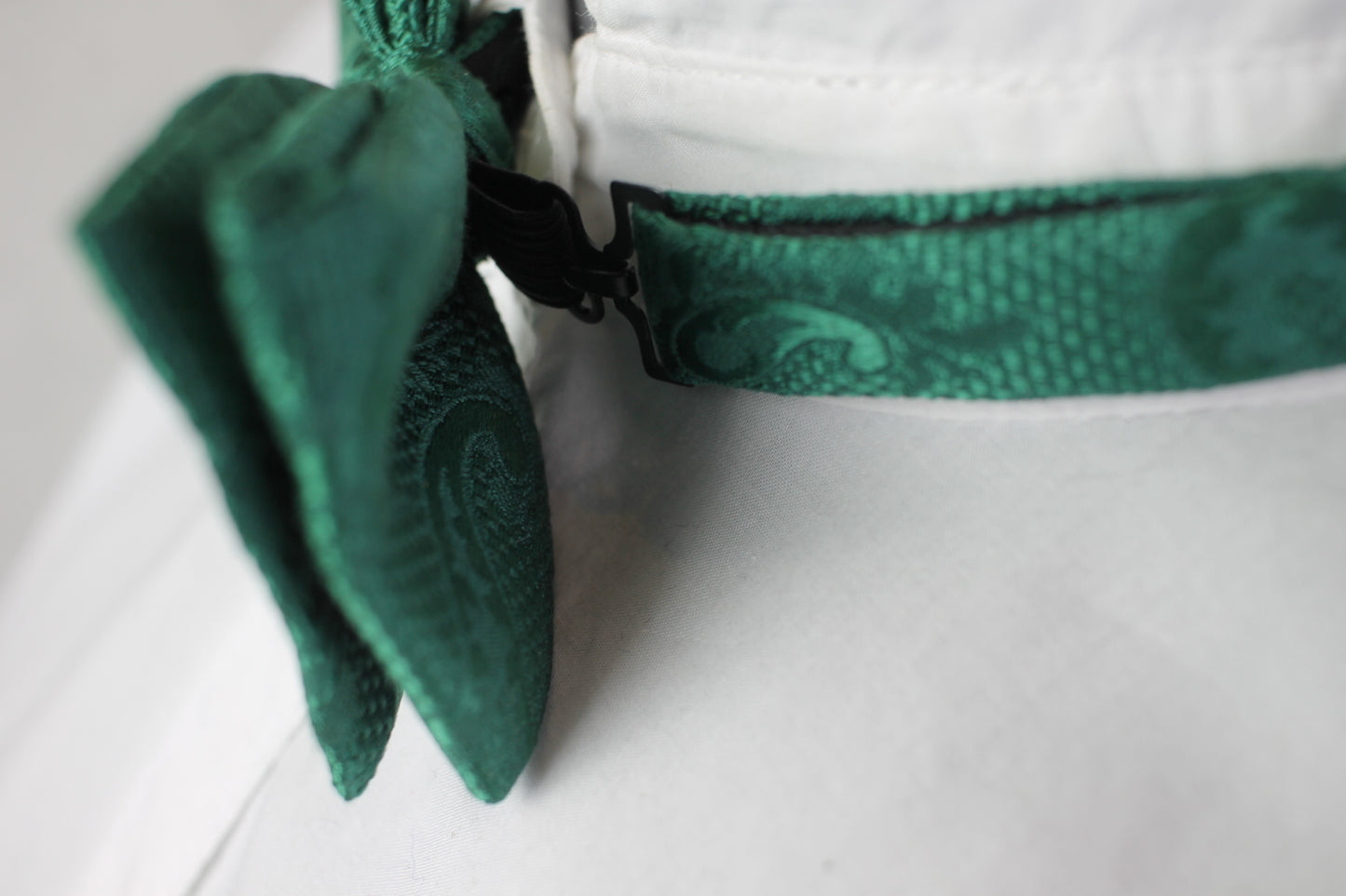 Vintage Frederick Theak pre-tied green jacquard bow tie and handkerchief set adjustable