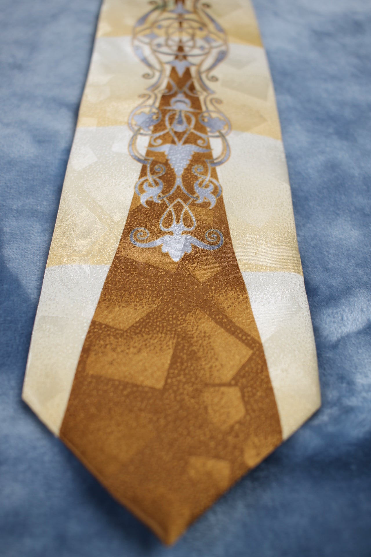 Vintage Fratello Hand Made1940s/50s cream bronze blue pattern swing tie