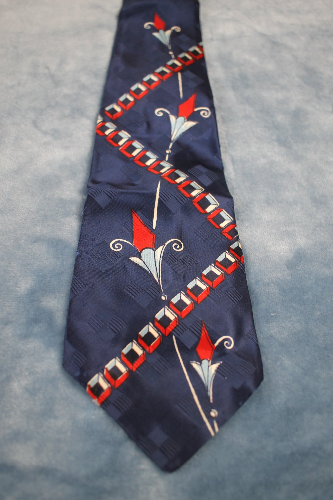 Vintage 1940s/50s dark blue red chain floral swing tie