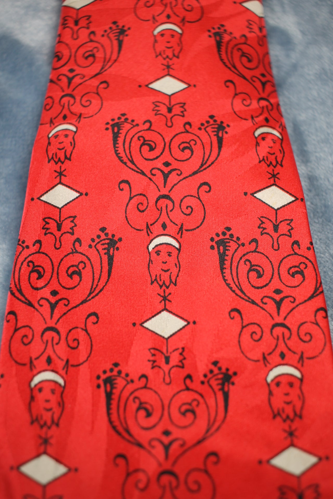 Vintage Famous Barr Co1940s/50s red silver pattern swing tie