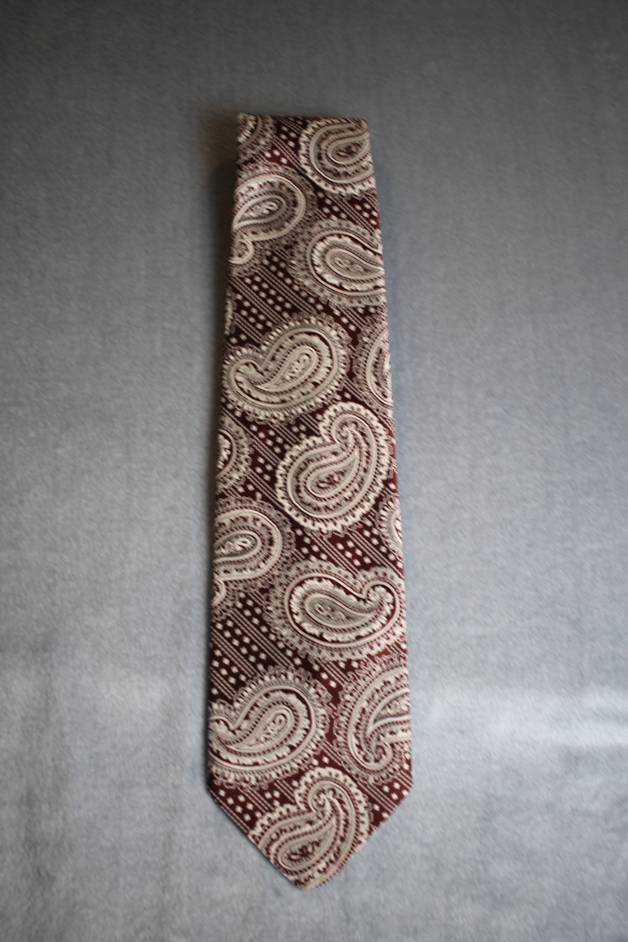 Vintage Trevira 1960s/70s dark red silver pattern kipper tie