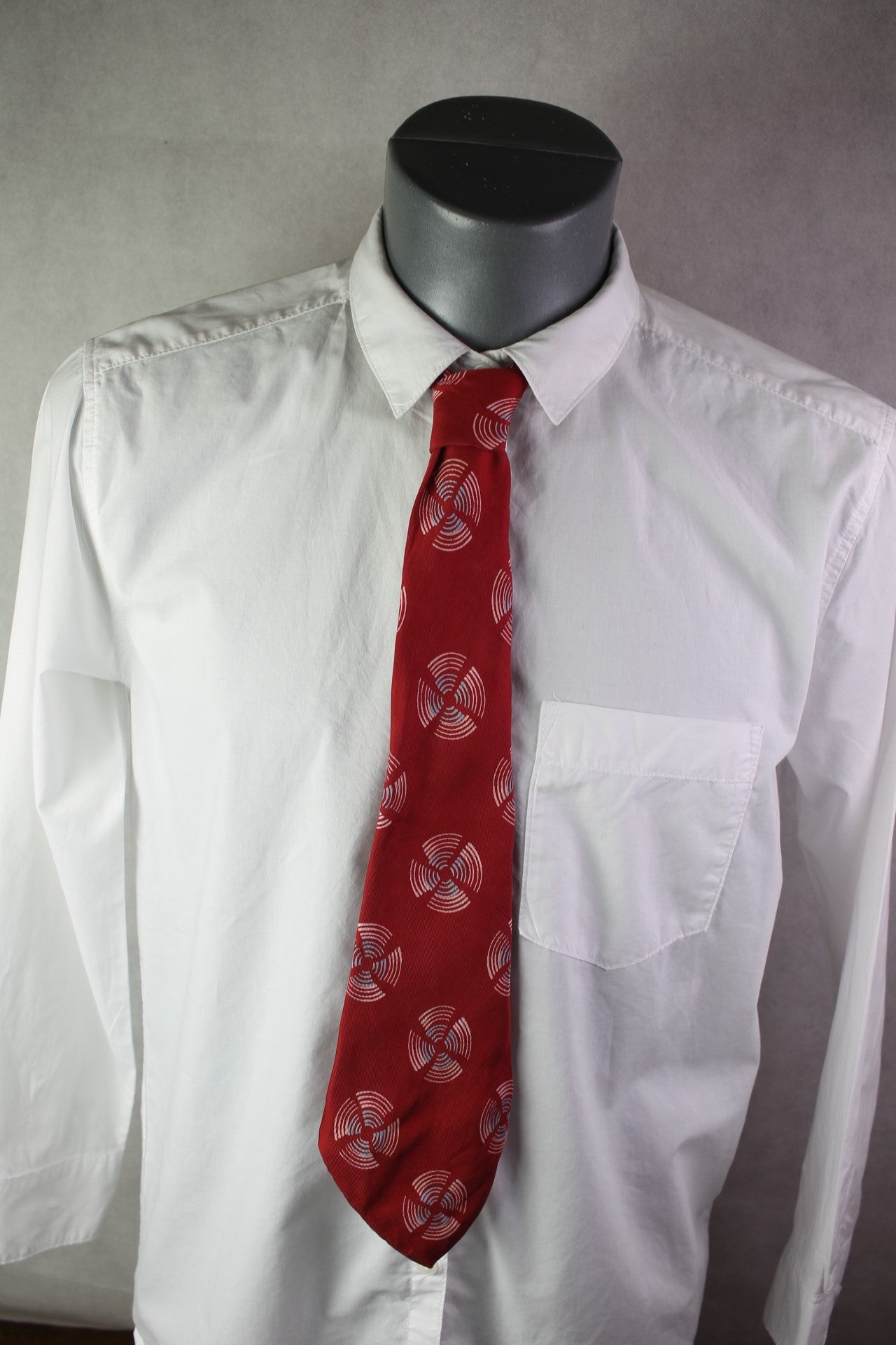 Vintage Saks Fifth Avenue all silk red pink blue circles pattern swing tie