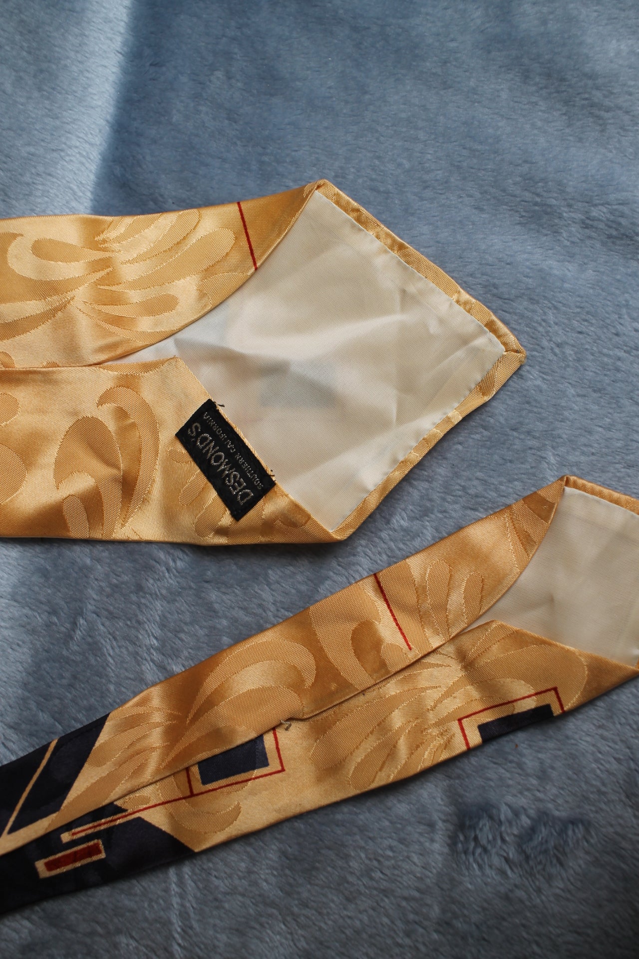 Vintage Desmonds 1940s/50s peach black red pattern kipper swing tie
