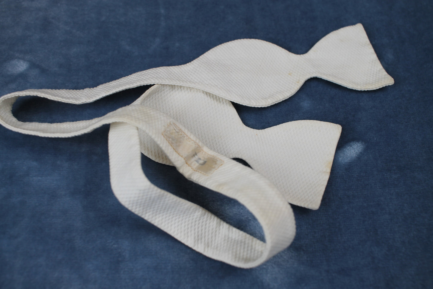 Vintage self tie thistle end cream textured pattern fixed length bow tie