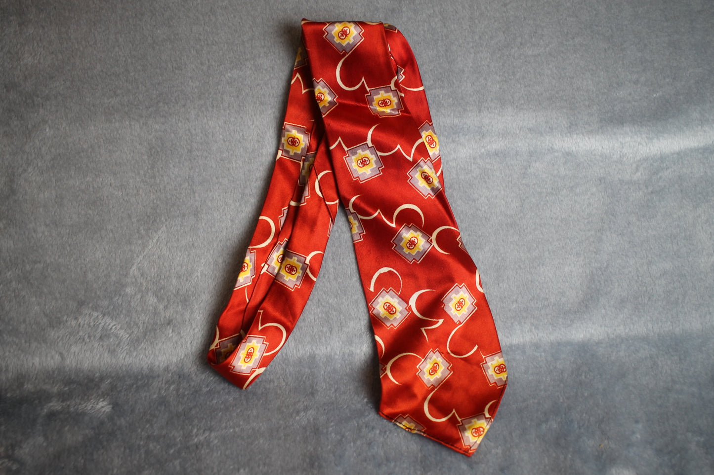 Vintage 1940s/50s red yellow grey pattern unlined swing tie