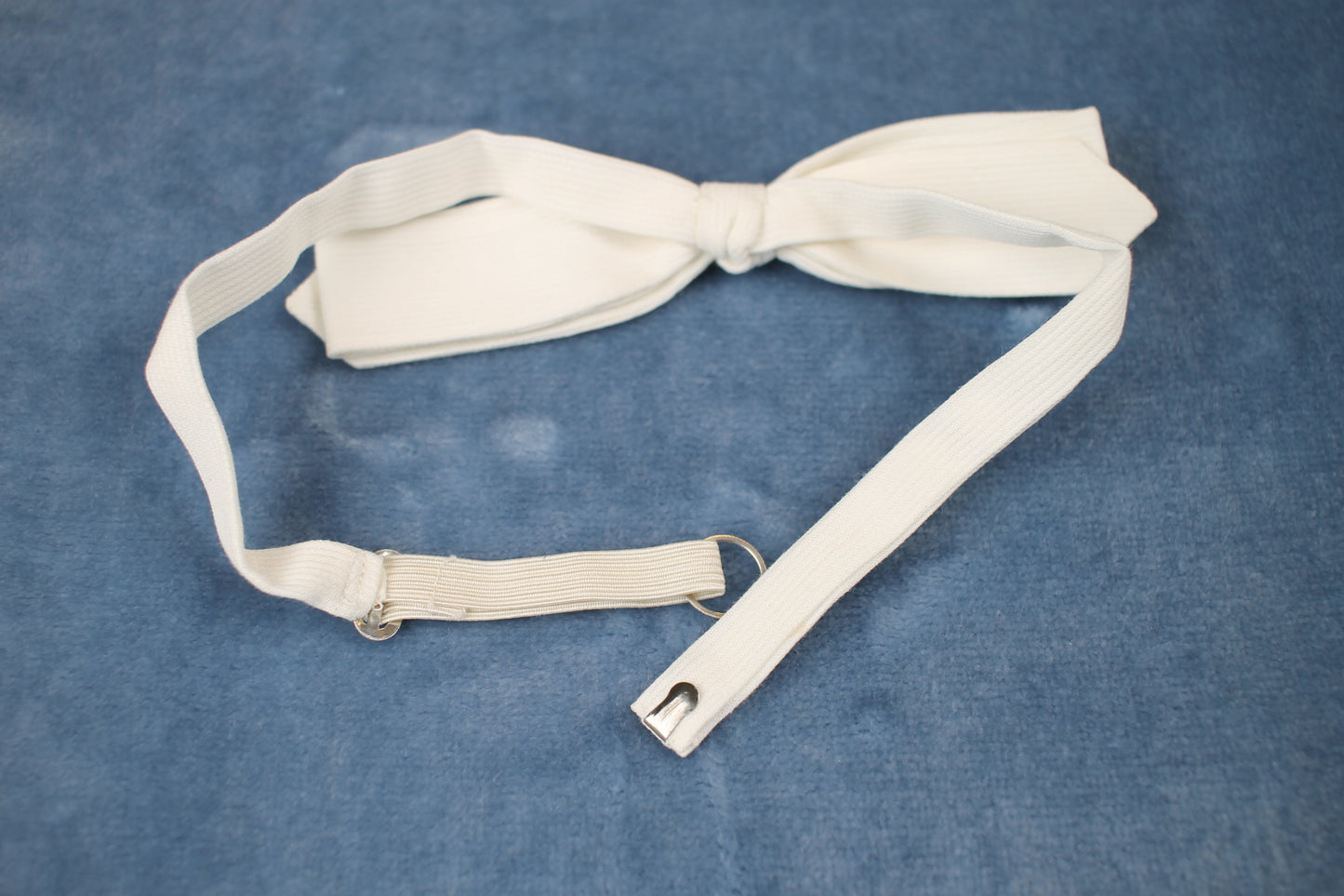Vintage pre-tied narrow end white textured pattern bow tie adjustable