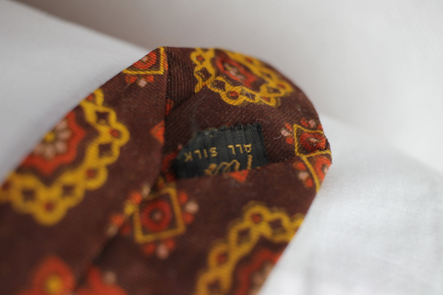 Vintage 1940s/50s all silk brown orange yellow daisy pattern swing tie TIM